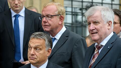 Die Anti-Merkel-Koalition: Viktor Orban (l.) mit Horst Seehofer und CSU-Fraktionschef Thomas Kreuzer.
