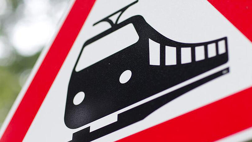 In Hessen hat es an einem unbeschrankten Bahnübergang einen tödlichen Unfall gegeben.