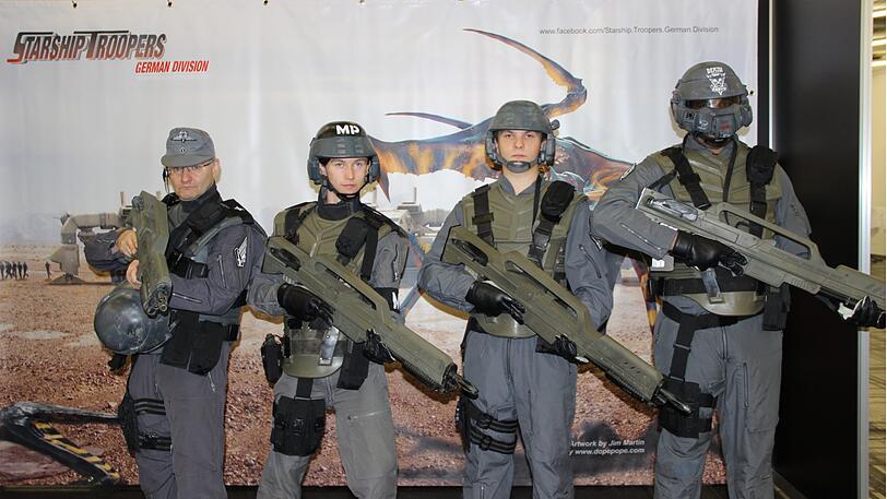 Soldaten aus der mobilen Infanterie suchen Rekruten für die "Starship Troopers".
