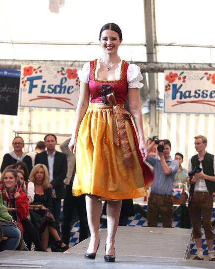 Trachtenmodenschau auf dem 27. Haderner Dorffest. Die Bilder.