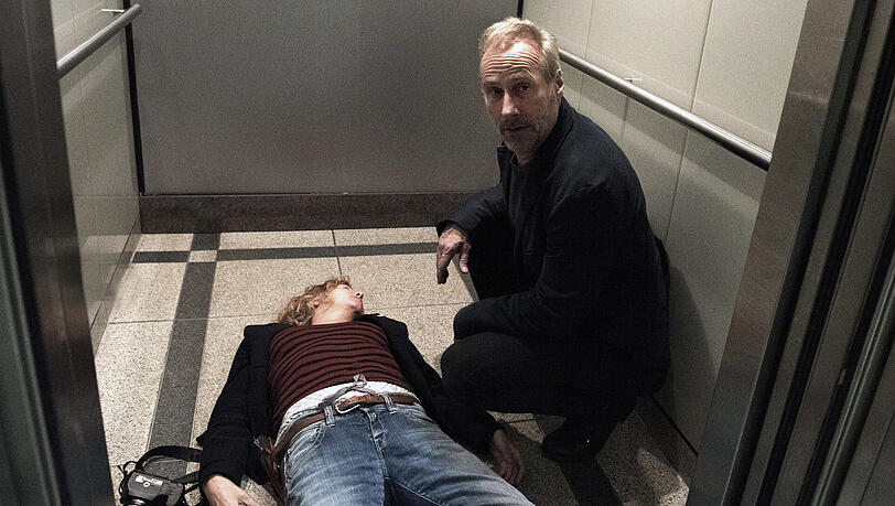 Nach einem Angriff am Tatort liegt Anna Janneke (Margarita Broich) verletzt am Boden. Nach einem Angriff am Tatort liegt Anna Janneke (Margarita Broich) verletzt am Boden.