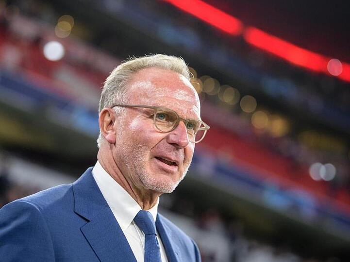 Karl-Heinz Rummenigge steht vor einem Spielbeginn am Spielfeldrand. Foto: Matthias Balk/dpa/Archivbild