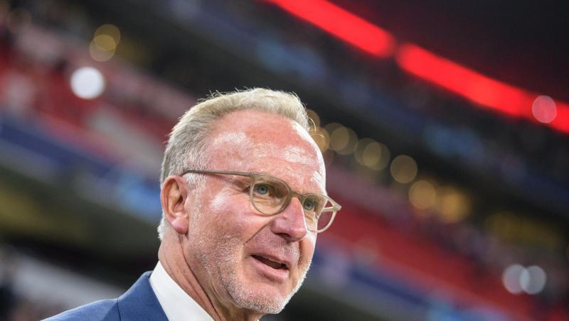 Karl-Heinz Rummenigge steht vor einem Spielbeginn am Spielfeldrand. Foto: Matthias Balk/dpa/Archivbild Karl-Heinz Rummenigge steht vor einem Spielbeginn am Spielfeldrand. Foto: Matthias Balk/dpa/Archivbild