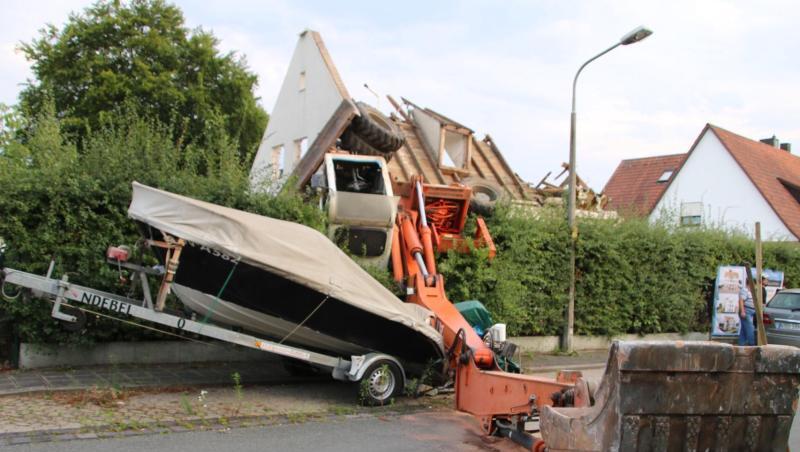 Ein Bagger liegt umgekippt auf der Straße. Foto: Andreas Eberlein Ein Bagger liegt umgekippt auf der Straße. Foto: Andreas Eberlein