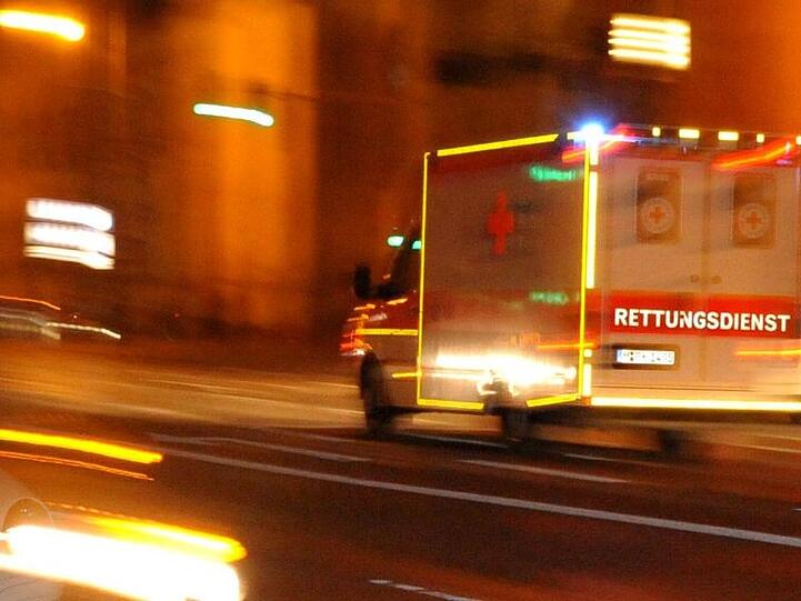 Ein Rettungswagen fährt in der Nacht über eine Straße. Foto: Nicolas Armer/Archivbild