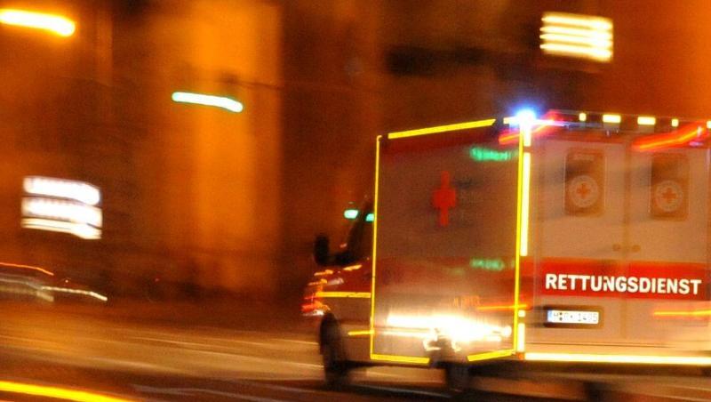 Ein Rettungswagen fährt in der Nacht über eine Straße. Foto: Nicolas Armer/Archivbild Ein Rettungswagen fährt in der Nacht über eine Straße. Foto: Nicolas Armer/Archivbild