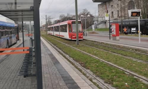 Diese Haltestelle am Doku-Zentrum wird vom Rechnungshof kritisiert.