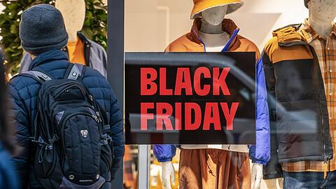 Eine Werbung im Schaufenster eines Modegeschäfts in München für den Black Friday.