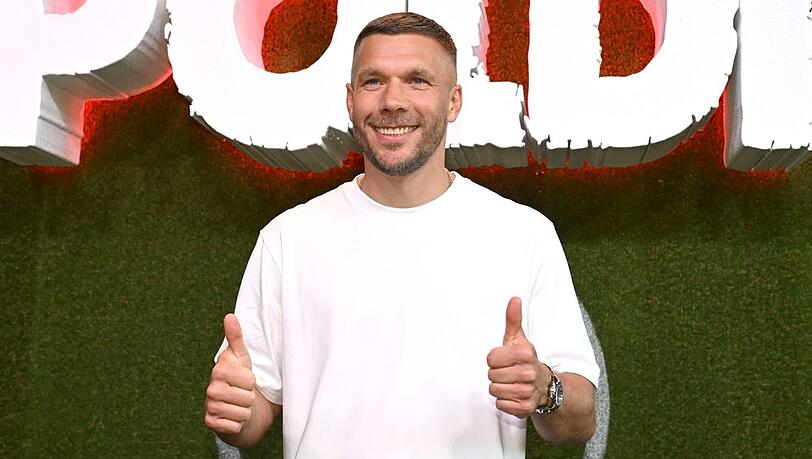 Lukas Podolski regelt seine Gesch&auml;fte locker am Handy.