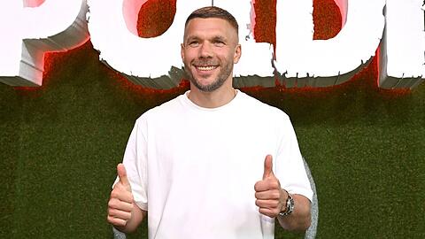 Lukas Podolski regelt seine Gesch&auml;fte locker am Handy.