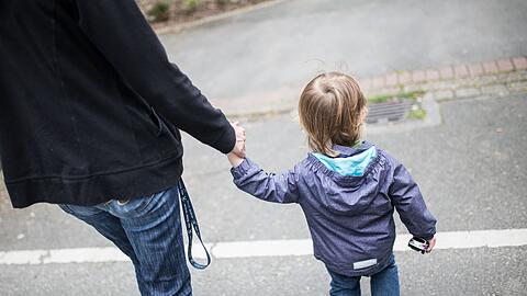 Laut der neuen Statistik lebten 2025 insgesamt rund 2,36 Millionen Kinder unter 18 Jahren mit nur einem Elternteil zusammen. (Symbolbild)