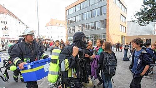 Es passierte kurz nach Schulschluss: Einige Schüler befanden sich noch in Klassenzimmern, andere standen auf dem Vorplatz. Es passierte kurz nach Schulschluss: Einige Schüler befanden sich noch in Klassenzimmern, andere standen auf dem Vorplatz.