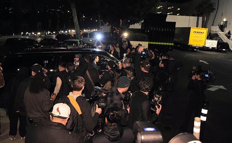 Fotografen stehen vor dem Beverly Hills Hilton.