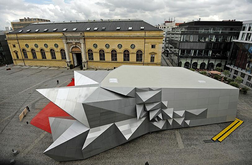 Passanten gehen in Muenchen an der Spielstaette "Pavillon 21 Mini Opera Space" vorbei ueber den Marstallplatz (Foto vom 14.06.10).