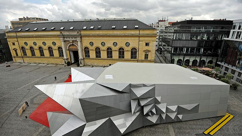 Passanten gehen in Muenchen an der Spielstaette "Pavillon 21 Mini Opera Space" vorbei ueber den Marstallplatz (Foto vom 14.06.10). Passanten gehen in Muenchen an der Spielstaette "Pavillon 21 Mini Opera Space" vorbei ueber den Marstallplatz (Foto vom 14.06.10).