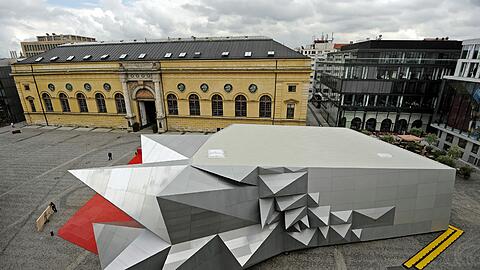 Passanten gehen in Muenchen an der Spielstaette "Pavillon 21 Mini Opera Space" vorbei ueber den Marstallplatz (Foto vom 14.06.10).
