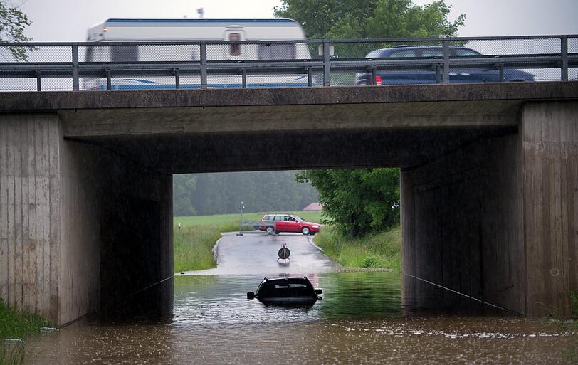 Unter der Brücke war für diesen Autofahrer bei Rosenheim Schluss.