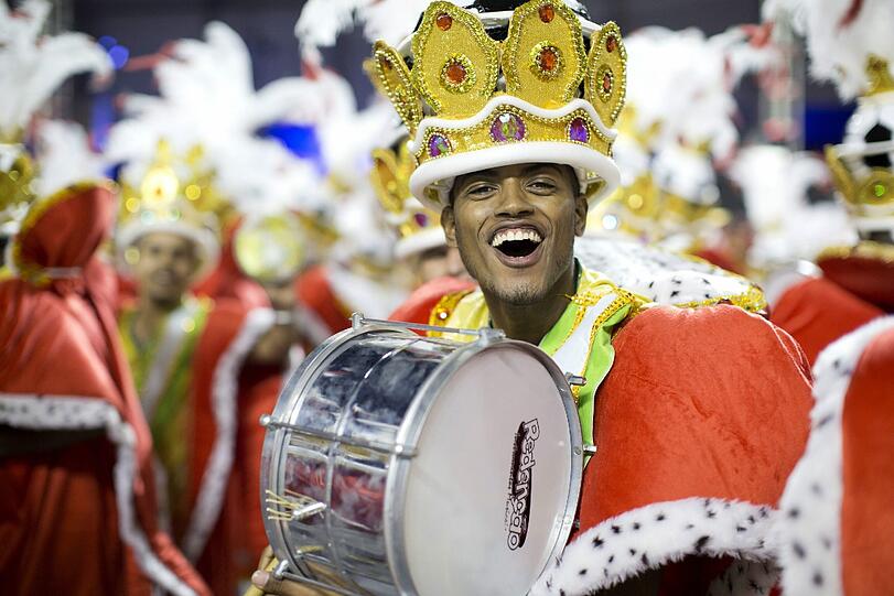 Ziemlich bunt, ziemlich heiß und ziemlich nackt: Beim Sambodromo tobt der brasilianische Karneval bei Temperaturen von über 30 Grad. Die Bilder.