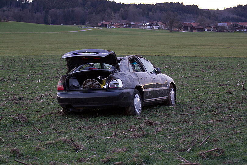 Bei Sillersdorf hat sich ein betrunkener Mann mit seinem Audi überschlagen. Die Bilder von der Unfallstelle.