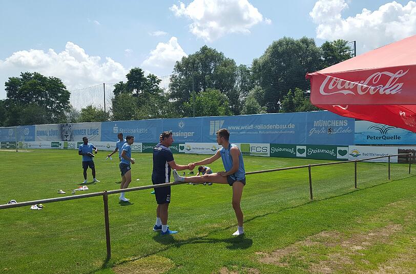 Die Löwen schwitzen in Bad Waltersdorf: die ersten Fotos von 1860-Trainer Kosta Runjaic und seinem Team im Trainingslager - auch Präsident Peter Cassalette ist mit seinem Vize Heinz Schmidt in der Steiermark eingetroffen.