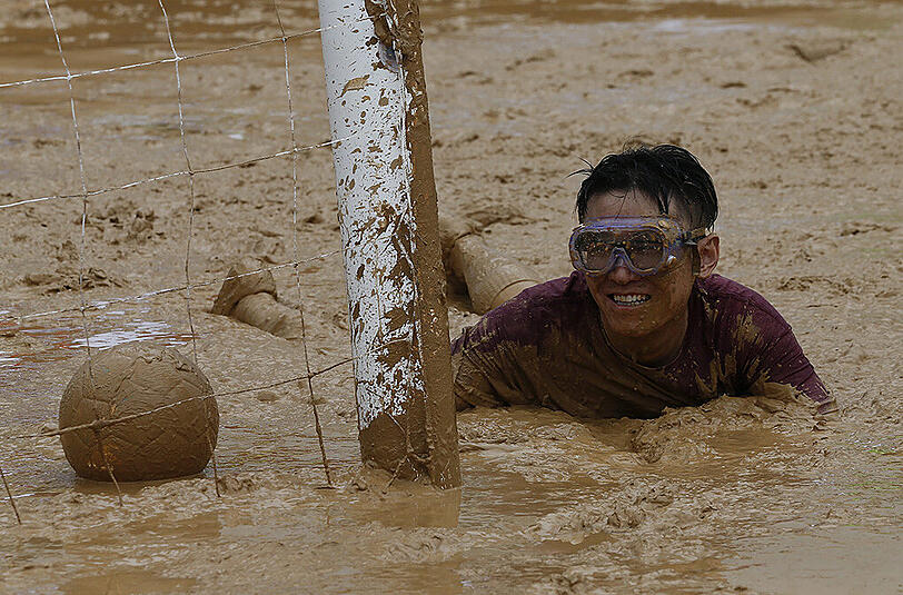 Schlammschlacht: 32 Teams kämpfen in Peking beim "Swamp Soccer China" um den Titel.