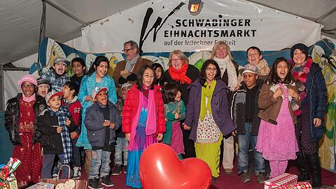 Die Kinder freuen sich riesig, dass ihnen die Schwabinger ihre Herzenswünsche erfüllt haben.