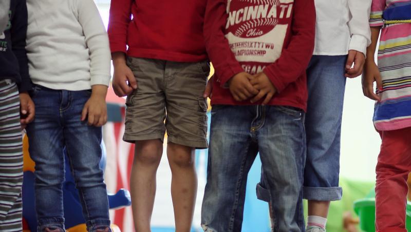 Kinder stehen in einem Kindergarten nebeneinander. Kinder stehen in einem Kindergarten nebeneinander.