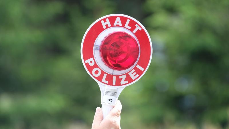 Bei der Kontrolle stellten die Polizisten  fest, dass der 54-Jährige keine gültige Fahrerlaubnis besitzt. (Symbolbild)