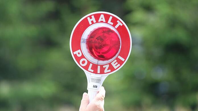 Die Verkehrspolizeiinspektion Fürstenfeldbruck führte am Dienstag auf der A8 Verkehrskontrollen durch. (Symbolbild)
