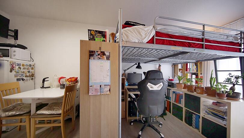 Unter dem Bett steht der Schreibtisch, die Ess-Ecke ist durch ein Regal abgetrennt. Für ein Sofa ist kein Platz.
