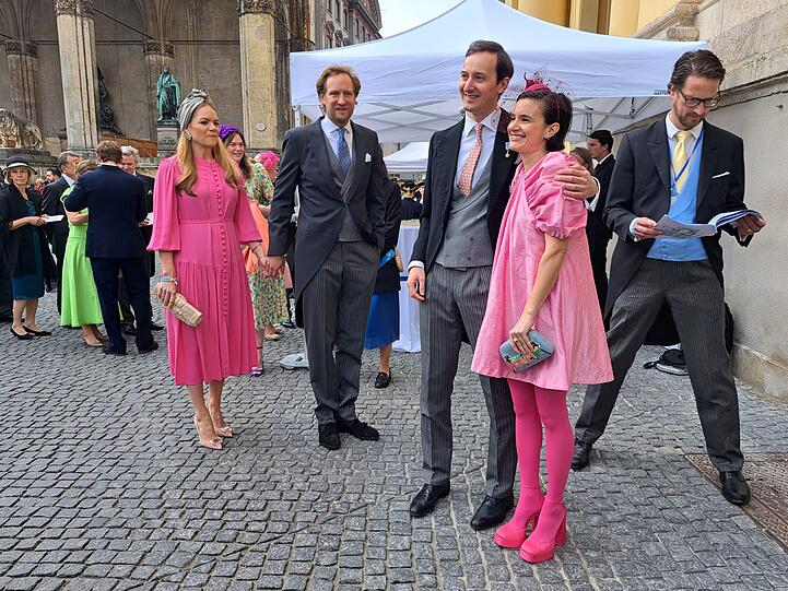 Die Gäste von Prinz Ludwig von Bayern präsentieren sich zur Hochzeit in knalligen Outfits.