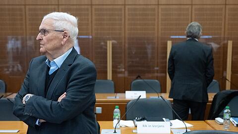 Theo Zwanziger (l) und Wolfgang Niersbach stehen im im Landgericht in Frankfurt.