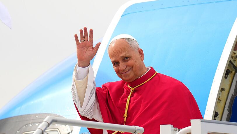 Papst Leo XIV. grüßt bei seiner Ankunft in Spanien. Papst Leo XIV. grüßt bei seiner Ankunft in Spanien.