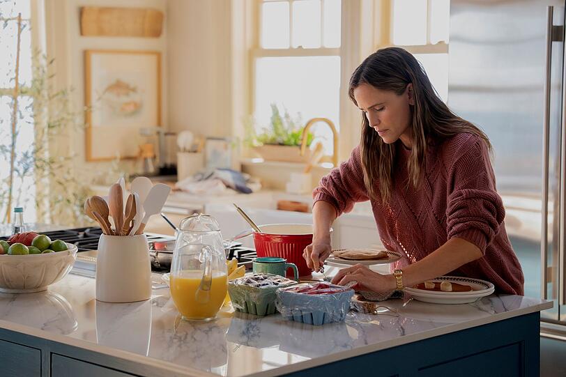 In der Dramaserie "The Five Star Weekend" spielt Jennifer Garner die erfolgreiche Food-Influencerin Hollis Shaw, deren Leben nach einem schweren Schicksalsschlag aus den Fugen ger&auml;t. Ab 25. Juli ist die achtteilige Serie bei Sky und WOW zu sehen.