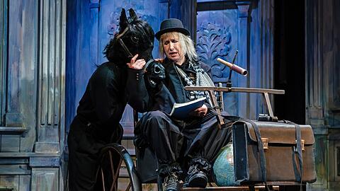Beatrice Richter ist der Boandlkramer (hier mit Theres: Ines Schmied).