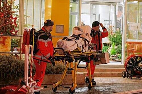 Eine verletzte Heimbewohnerin beim Abtransport ins Krankenhaus.
