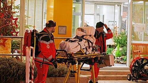 Eine verletzte Heimbewohnerin beim Abtransport ins Krankenhaus. Eine verletzte Heimbewohnerin beim Abtransport ins Krankenhaus.
