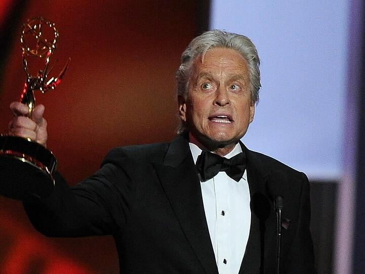 Michael Douglas zeigt stolz seinen Emmy im Nokia Theatre in Los Angeles
