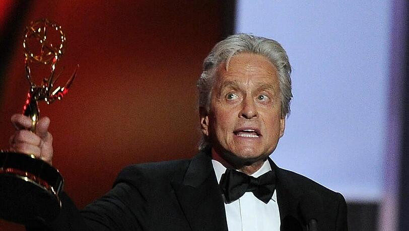 Michael Douglas zeigt stolz seinen Emmy im Nokia Theatre in Los Angeles Michael Douglas zeigt stolz seinen Emmy im Nokia Theatre in Los Angeles