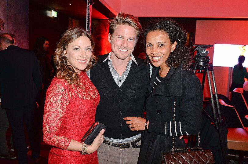 Simone Ballack, Stefan Mirberth und Elke Ruby Volk bewunderten die eleganten Glamour-Kleider.