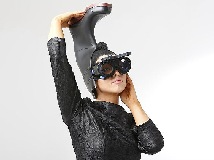 Sommer-Trend 2014? Aneta Sablik mit Taucherbrille und Gummistiefel auf dem Kopf