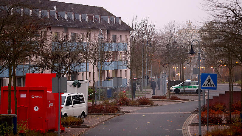 Der Morgen danach: Polizisten auf dem Gelände der Unterkunft.