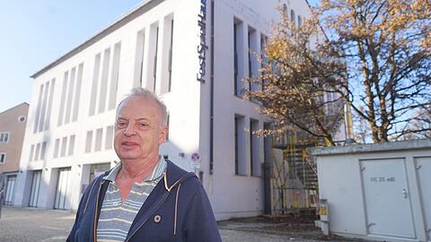 "Die Bauarbeiter sind noch im Keller": Helmut von Ahnen vor seinem neuen Theater in Ramersdorf.