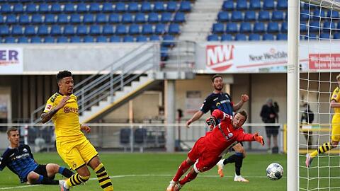 Dortmunds Jadon Sancho (2.v.l) schiebt den Ball zum zwischenzeitlichen 2:0 ins Tor.