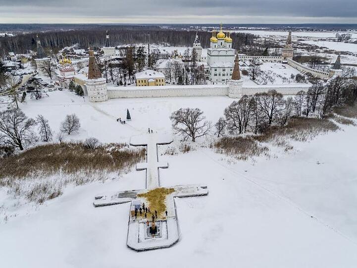 Russisch-orthodoxe Gläubige baden vor dem Kloster in Wolokolamsk im eisigen Wasser.