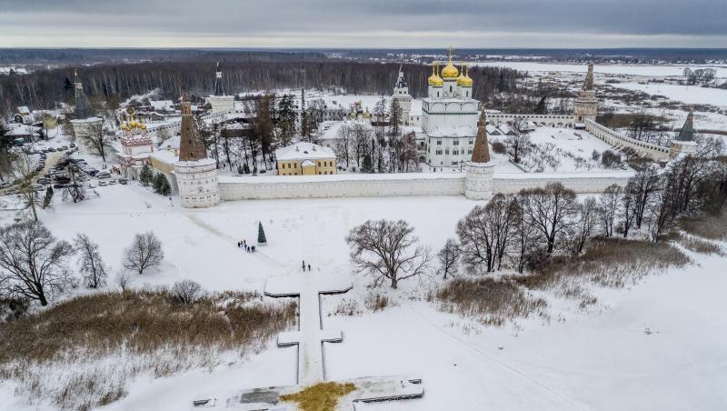 Russisch-orthodoxe Gläubige baden vor dem Kloster in Wolokolamsk im eisigen Wasser. Russisch-orthodoxe Gläubige baden vor dem Kloster in Wolokolamsk im eisigen Wasser.