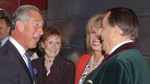 Der heutige König Charles III. (l.) und Barry Humphries trafen in den vergangenen Jahrzehnten mehrfach aufeinander.