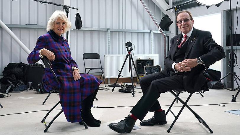 Königin Camilla mit Schriftsteller Peter James am Set der Serie "Grace".