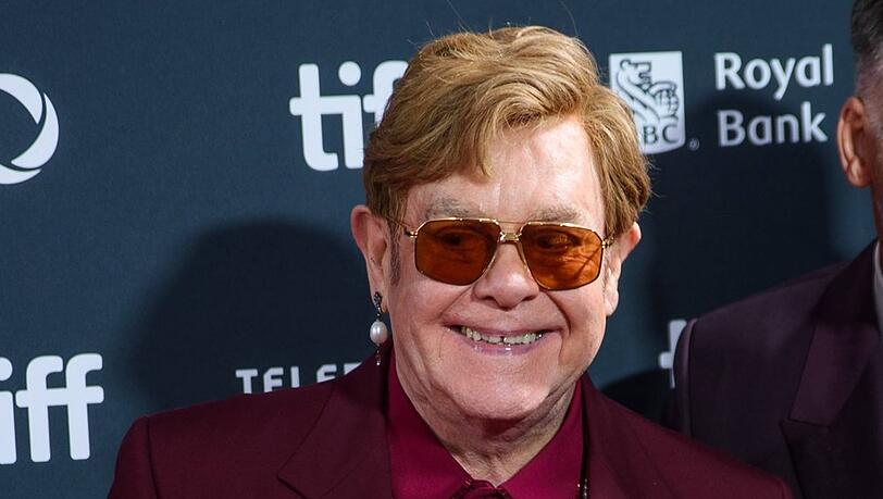 Elton John hat ein verfr&uuml;htes Weihnachtsgeschenk bekommen.