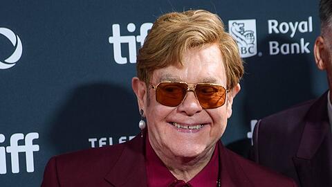 Elton John hat ein verfr&uuml;htes Weihnachtsgeschenk bekommen.
